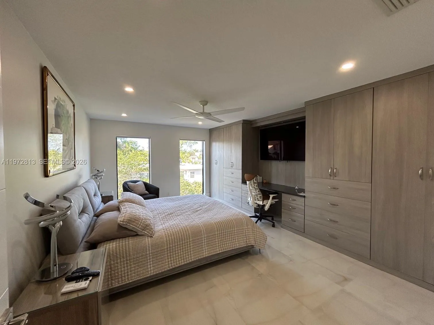 Large guest bedroom w/ built-ins