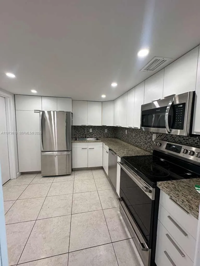 210 Sea View Dr 410, Key Biscayne, Florida 33149, Key Biscayne, Florida 33149, 2 Bedrooms Bedrooms, ,2 BathroomsBathrooms,Residential Lease,For Rent,210 Sea View Dr 410, Key Biscayne, Florida 33149,A11973616