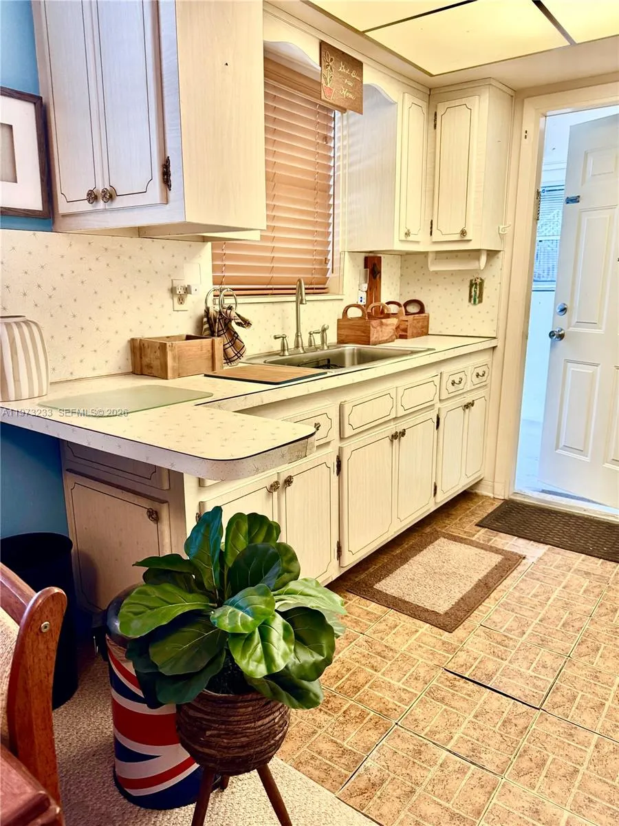 3500 Harrison St 7, Hollywood, Florida 33021, Hollywood, Florida 33021, 2 Bedrooms Bedrooms, ,1 BathroomBathrooms,Residential,For Sale,3500 Harrison St 7, Hollywood, Florida 33021,A11973233