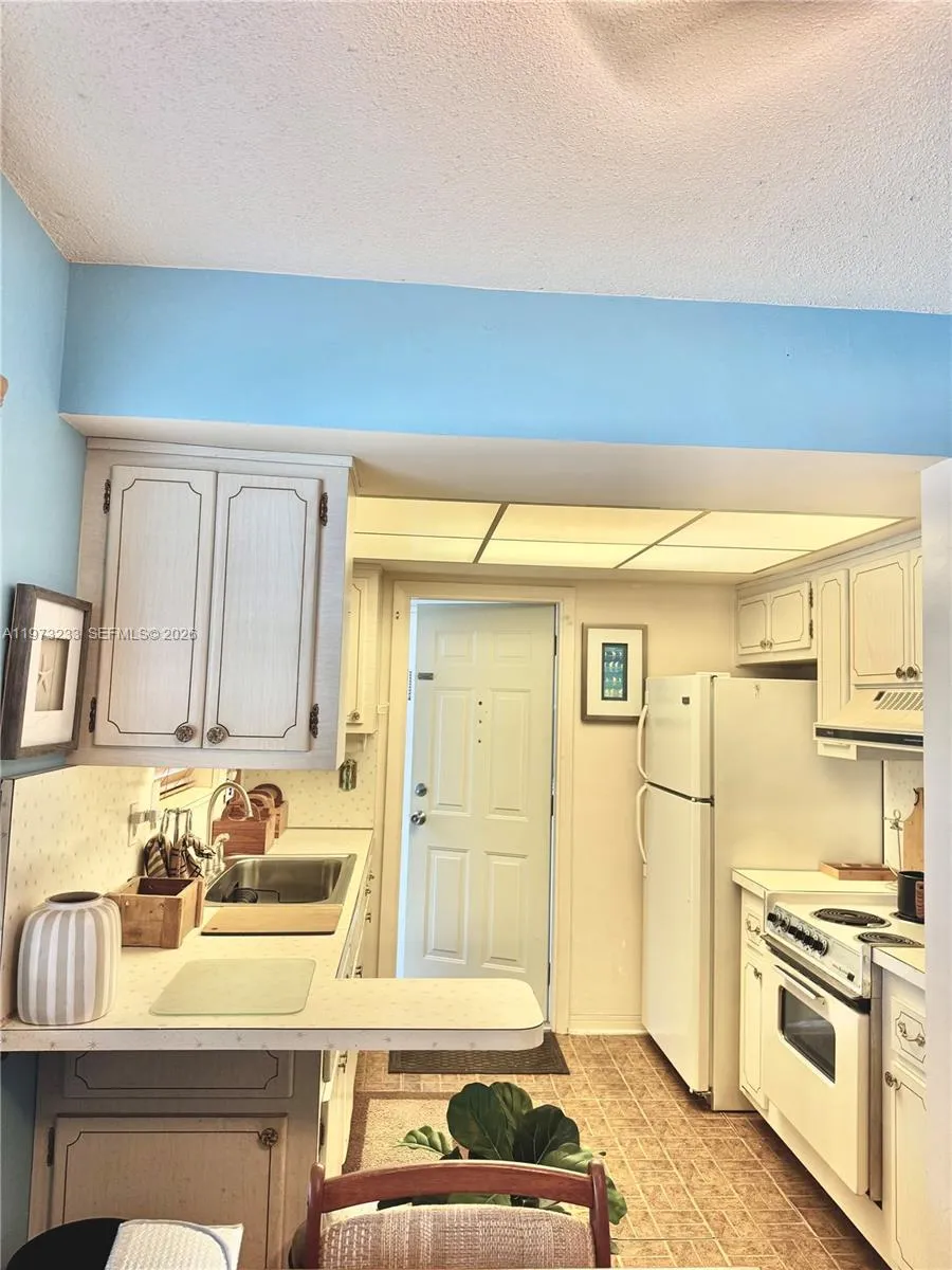 3500 Harrison St 7, Hollywood, Florida 33021, Hollywood, Florida 33021, 2 Bedrooms Bedrooms, ,1 BathroomBathrooms,Residential,For Sale,3500 Harrison St 7, Hollywood, Florida 33021,A11973233