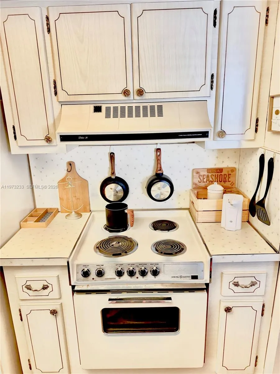 3500 Harrison St 7, Hollywood, Florida 33021, Hollywood, Florida 33021, 2 Bedrooms Bedrooms, ,1 BathroomBathrooms,Residential,For Sale,3500 Harrison St 7, Hollywood, Florida 33021,A11973233