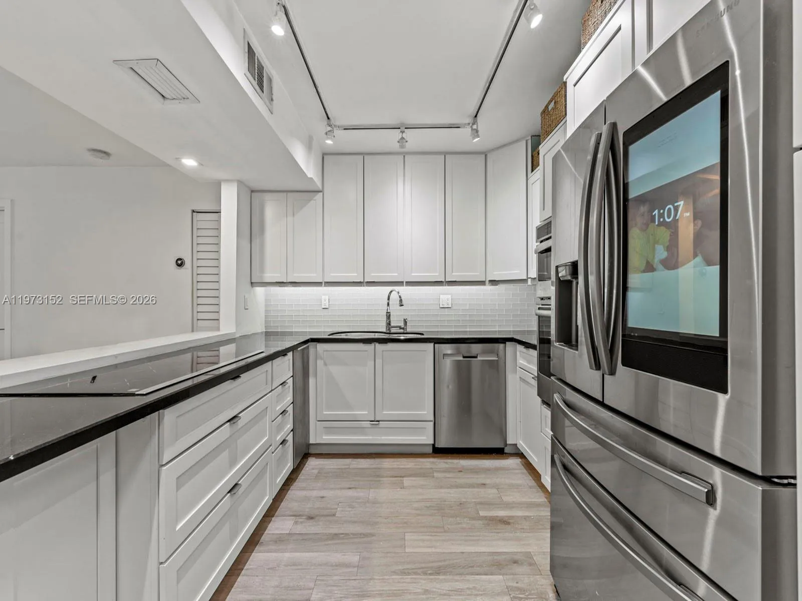 55 Ocean Lane Dr 1035, Key Biscayne, Florida 33149, Key Biscayne, Florida 33149, 3 Bedrooms Bedrooms, ,2 BathroomsBathrooms,Residential Lease,For Rent,55 Ocean Lane Dr 1035, Key Biscayne, Florida 33149,A11973152