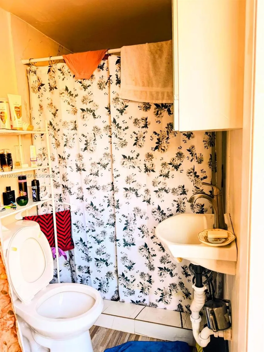 2281 Nw 81st Ter, Miami, Florida 33147, Miami, Florida 33147, 3 Bedrooms Bedrooms, ,3 BathroomsBathrooms,Residential,For Sale,2281 Nw 81st Ter, Miami, Florida 33147,A11973808