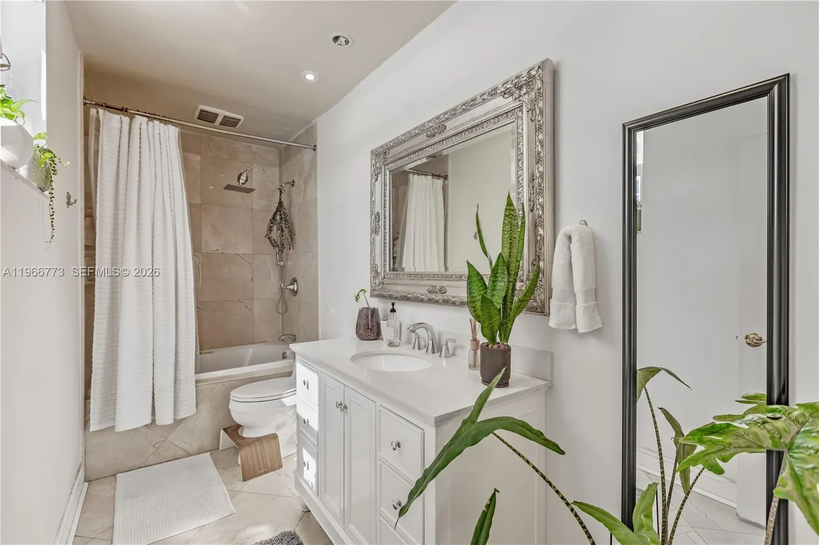 5001 Collins Ave 1k, Miami Beach, Florida 33140, Miami Beach, Florida 33140, 1 Bedroom Bedrooms, ,1 BathroomBathrooms,Residential Lease,For Rent,5001 Collins Ave 1k, Miami Beach, Florida 33140,A11966773