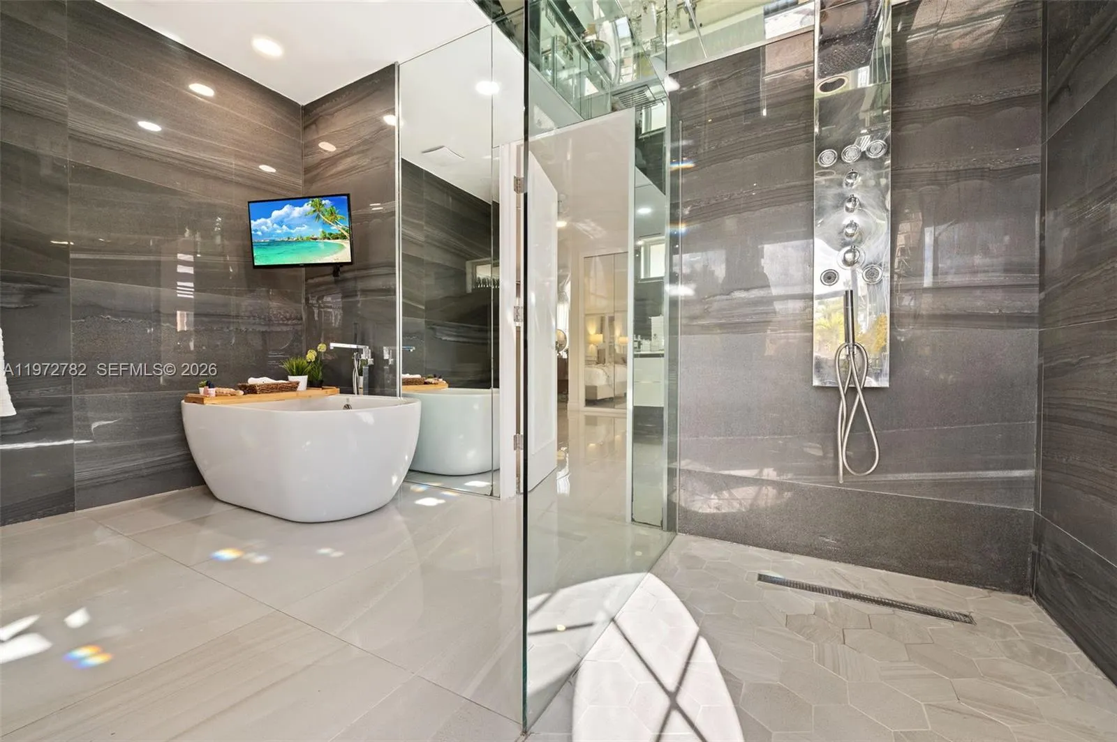Master Bathroom\r\nSeparate shower & tub