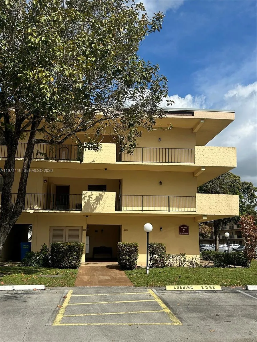 301 Cambridge Rd 211, Hollywood, Florida 33024, Hollywood, Florida 33024, 2 Bedrooms Bedrooms, ,2 BathroomsBathrooms,Residential Lease,For Rent,301 Cambridge Rd 211, Hollywood, Florida 33024,A11974119