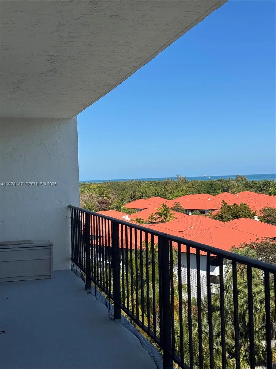 77 Crandon Blvd 9e, Key Biscayne, Florida 33149, Key Biscayne, Florida 33149, 2 Bedrooms Bedrooms, ,2 BathroomsBathrooms,Residential Lease,For Rent,77 Crandon Blvd 9e, Key Biscayne, Florida 33149,A11974447