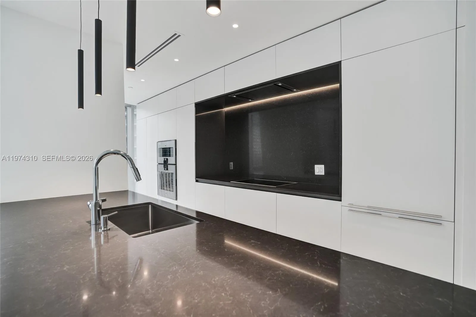 300 Biscayne Blvd Way 1807, Miami, Florida 33131, Miami, Florida 33131, 2 Bedrooms Bedrooms, ,3 BathroomsBathrooms,Residential,For Sale,300 Biscayne Blvd Way 1807, Miami, Florida 33131,A11974310