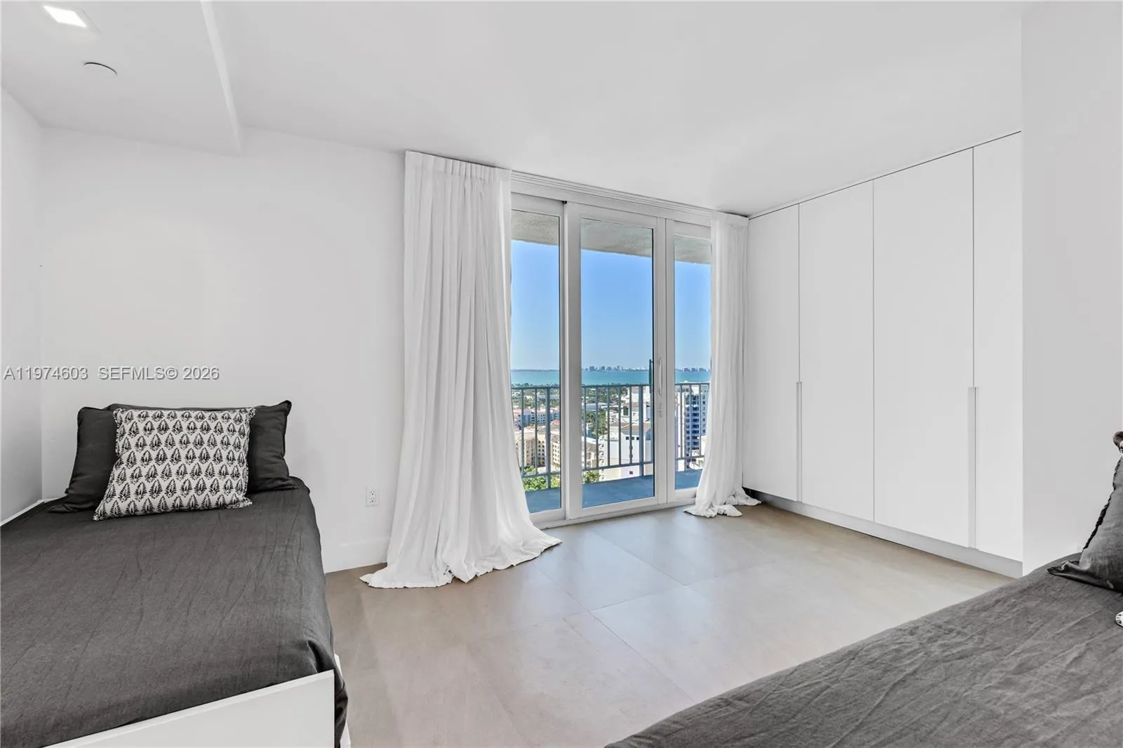881 Ocean Dr 27d, Key Biscayne, Florida 33149, Key Biscayne, Florida 33149, 2 Bedrooms Bedrooms, ,2 BathroomsBathrooms,Residential Lease,For Rent,881 Ocean Dr 27d, Key Biscayne, Florida 33149,A11974603
