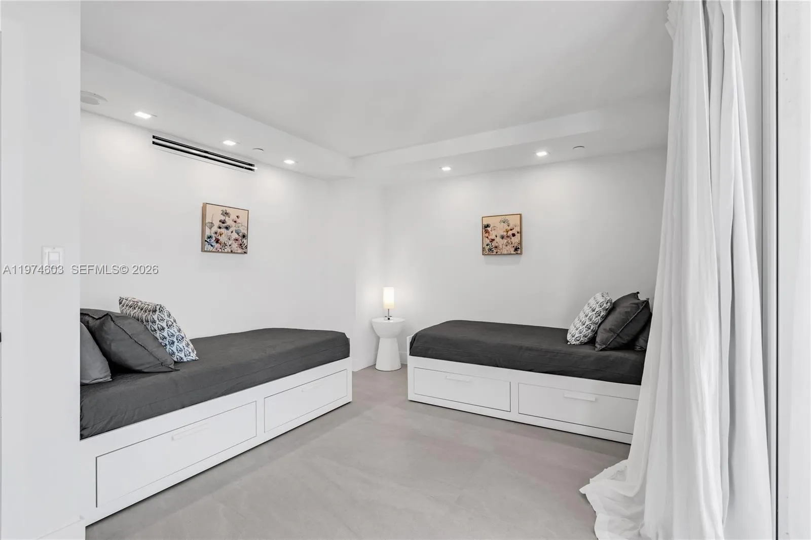 881 Ocean Dr 27d, Key Biscayne, Florida 33149, Key Biscayne, Florida 33149, 2 Bedrooms Bedrooms, ,2 BathroomsBathrooms,Residential Lease,For Rent,881 Ocean Dr 27d, Key Biscayne, Florida 33149,A11974603