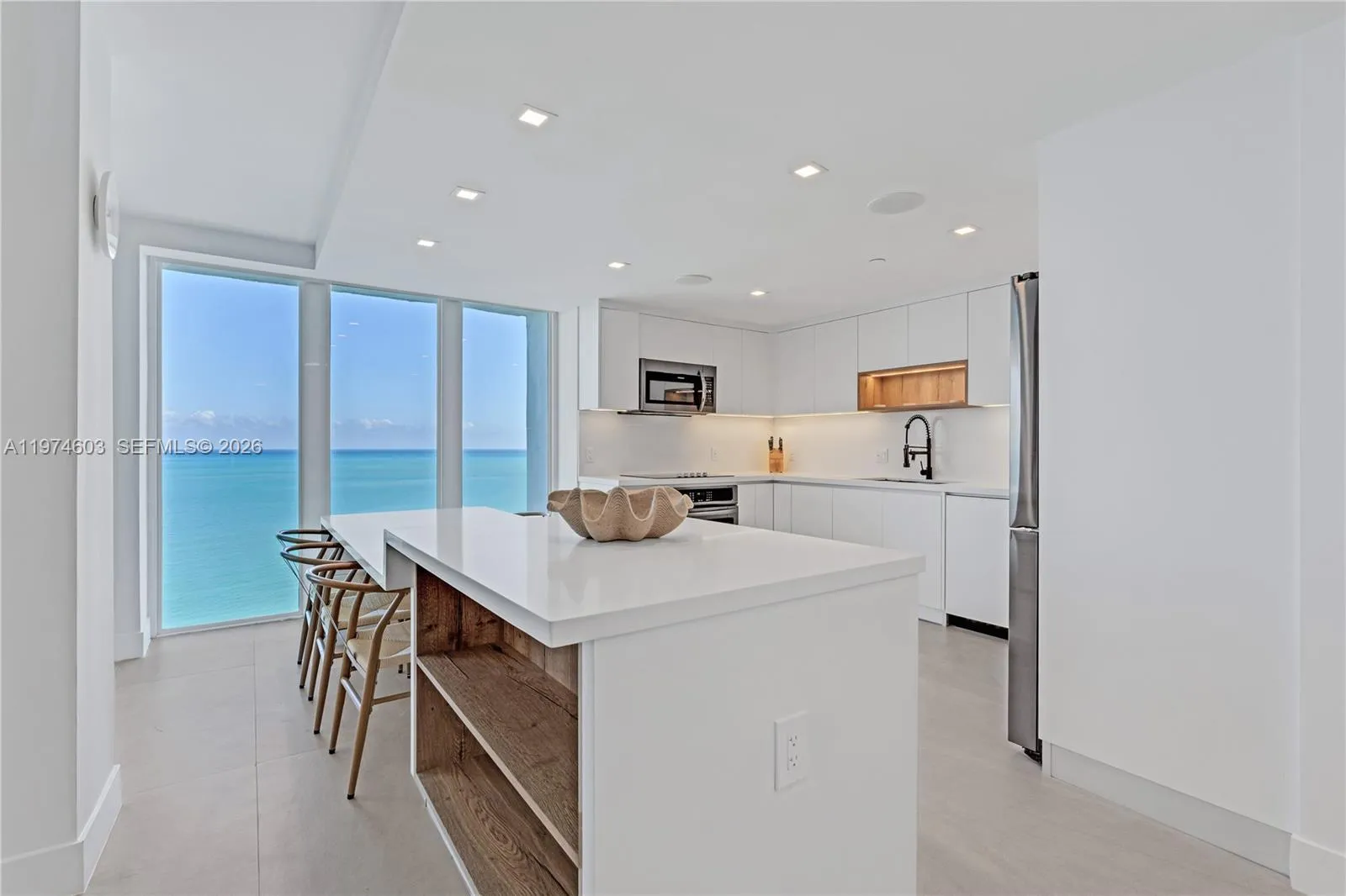 881 Ocean Dr 27d, Key Biscayne, Florida 33149, Key Biscayne, Florida 33149, 2 Bedrooms Bedrooms, ,2 BathroomsBathrooms,Residential Lease,For Rent,881 Ocean Dr 27d, Key Biscayne, Florida 33149,A11974603