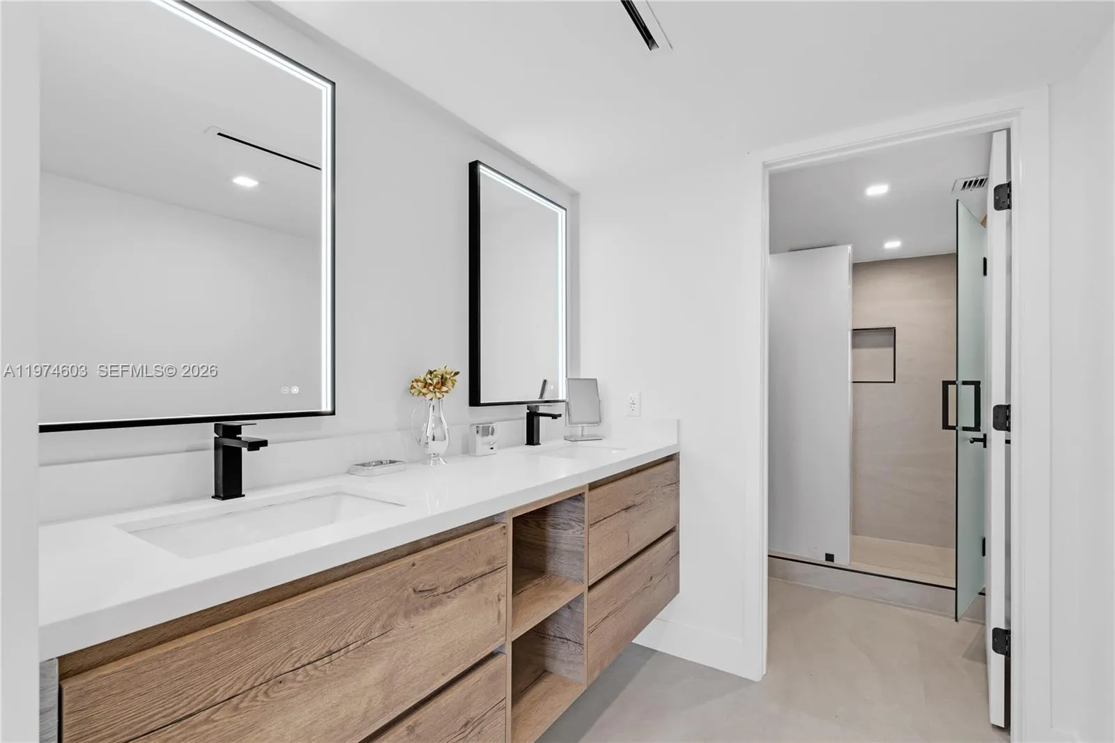 881 Ocean Dr 27d, Key Biscayne, Florida 33149, Key Biscayne, Florida 33149, 2 Bedrooms Bedrooms, ,2 BathroomsBathrooms,Residential Lease,For Rent,881 Ocean Dr 27d, Key Biscayne, Florida 33149,A11974603