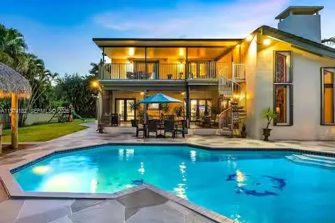 When your backyard looks like a five-star getaway and even the pool’s posing for sunset selfies!