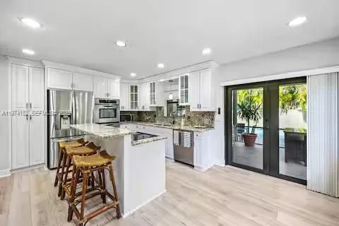 White kitchen perfection with a tropical twist!