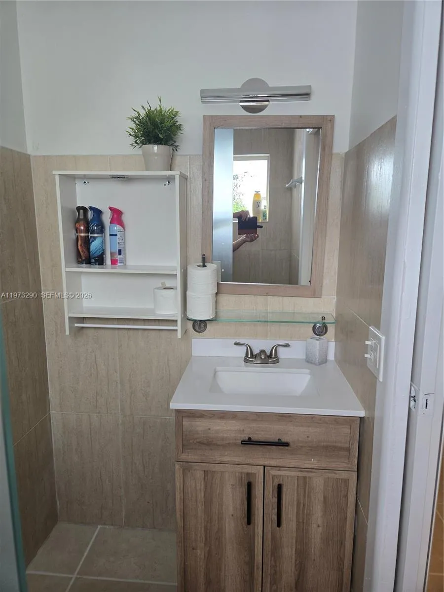 5712 Hollywood Blvd 2, Hollywood, Florida 33021, Hollywood, Florida 33021, ,1 BathroomBathrooms,Residential Lease,For Rent,5712 Hollywood Blvd 2, Hollywood, Florida 33021,A11973290