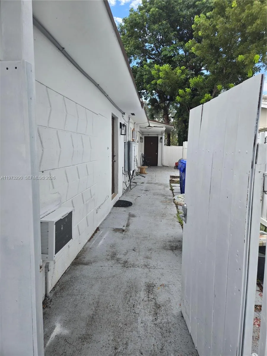 5712 Hollywood Blvd 2, Hollywood, Florida 33021, Hollywood, Florida 33021, ,1 BathroomBathrooms,Residential Lease,For Rent,5712 Hollywood Blvd 2, Hollywood, Florida 33021,A11973290