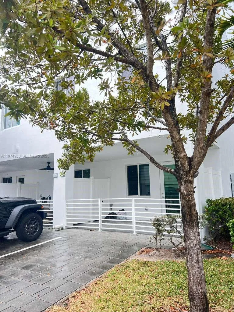 10229 Nw 64th Ter 101, Doral, Florida 33178, Doral, Florida 33178, 3 Bedrooms Bedrooms, ,2 BathroomsBathrooms,Residential Lease,For Rent,10229 Nw 64th Ter 101, Doral, Florida 33178,A11974930