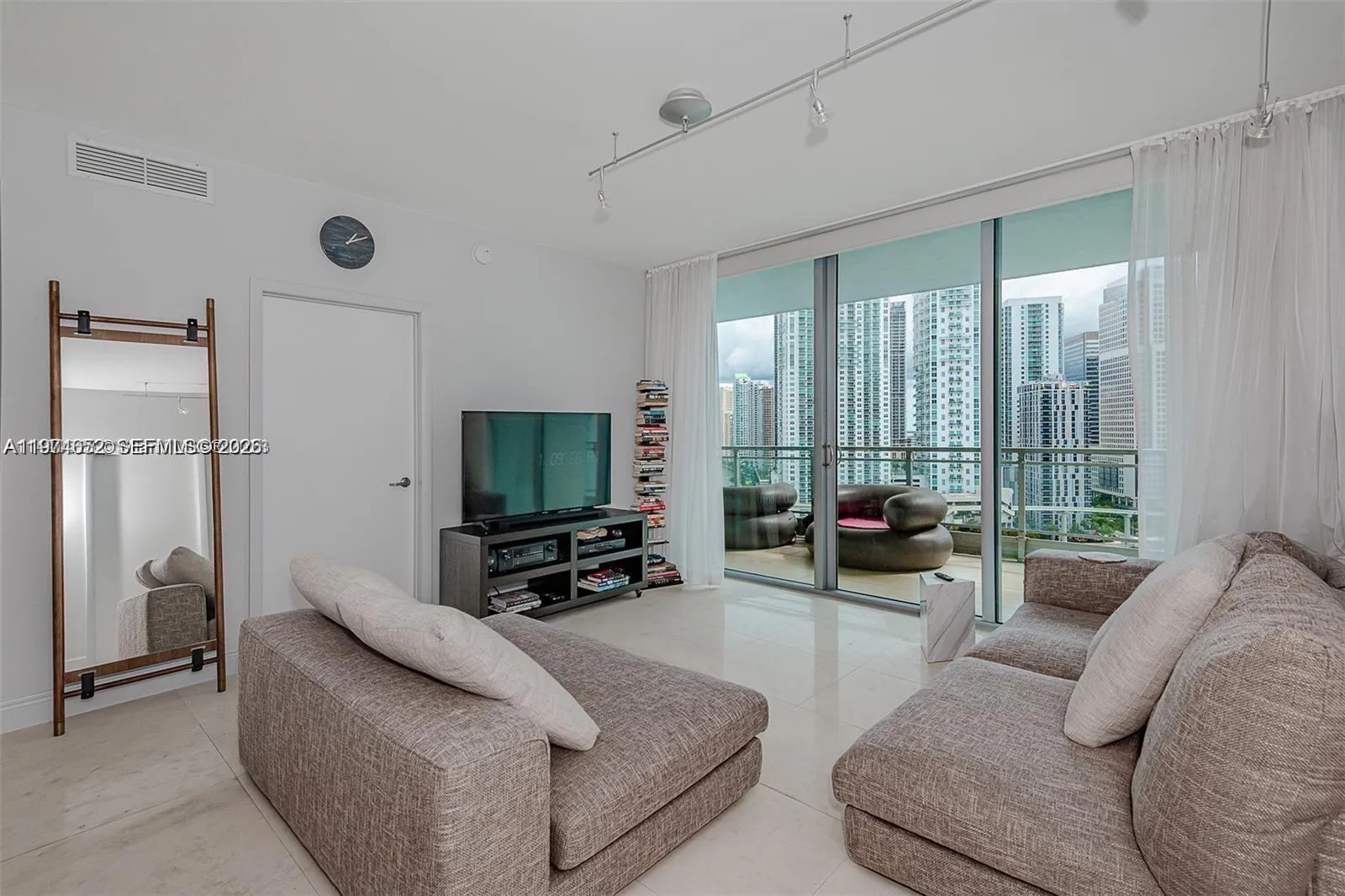 90 Sw 3rd St 2002, Miami, Florida 33130, Miami, Florida 33130, 2 Bedrooms Bedrooms, ,2 BathroomsBathrooms,Residential Lease,For Rent,90 Sw 3rd St 2002, Miami, Florida 33130,A11974652