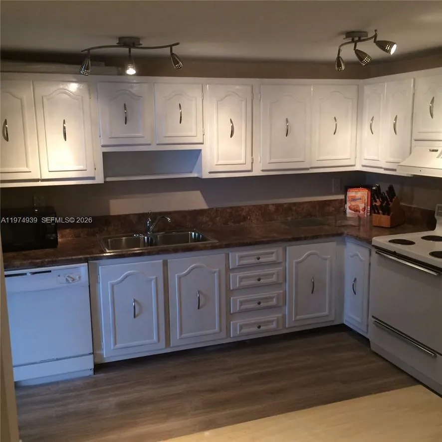 1800 Collins Av 9a, Miami Beach, Florida 33139, Miami Beach, Florida 33139, 2 Bedrooms Bedrooms, ,2 BathroomsBathrooms,Residential Lease,For Rent,1800 Collins Av 9a, Miami Beach, Florida 33139,A11974939