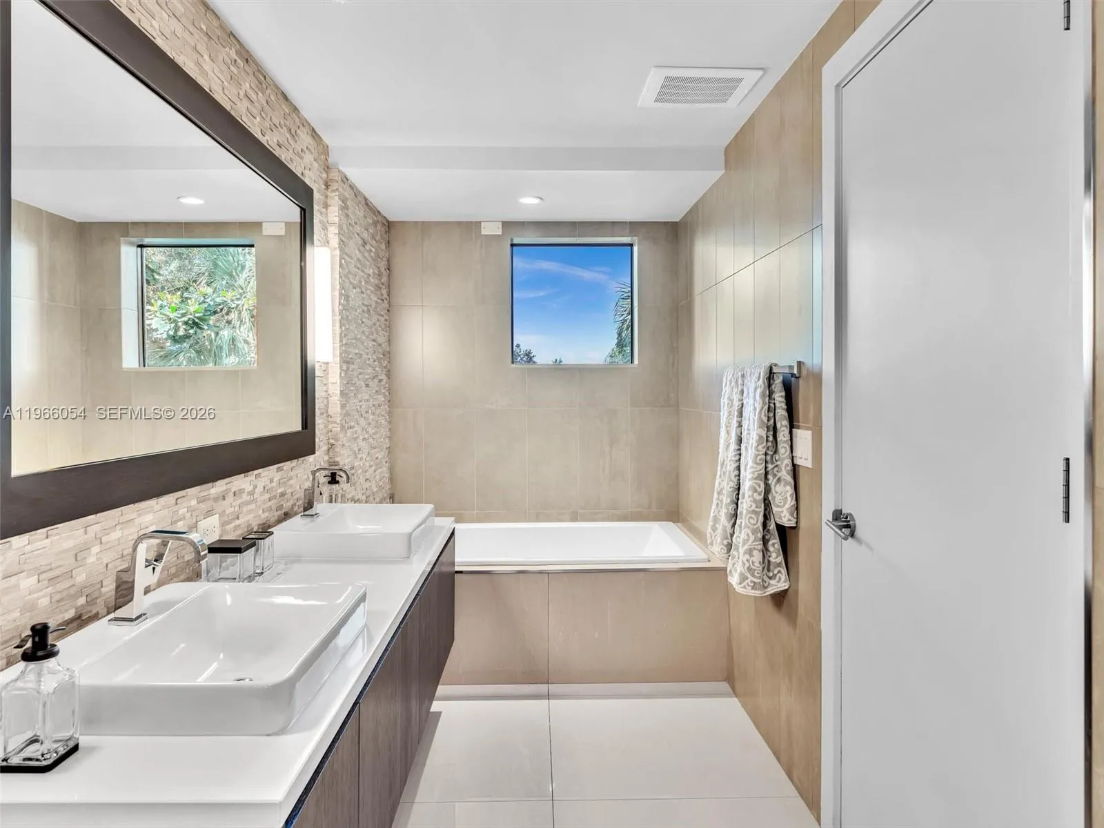 3040 N Ocean Blvd N103, Fort Lauderdale, Florida 3, Fort Lauderdale, Florida 33308, 3 Bedrooms Bedrooms, ,3 BathroomsBathrooms,Residential Lease,For Rent,3040 N Ocean Blvd N103, Fort Lauderdale, Florida 3,A11966054