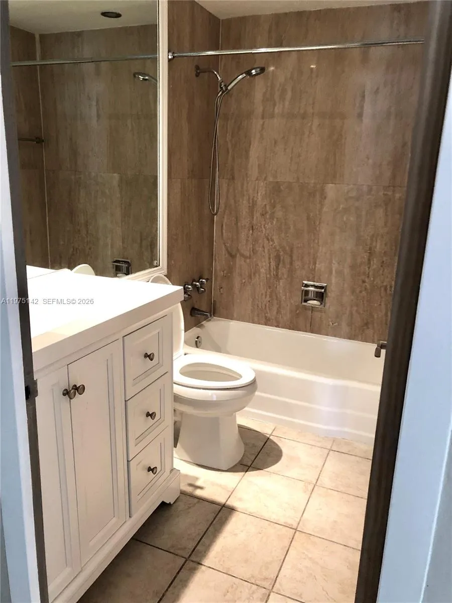 1408 Brickell Bay Dr 404, Miami, Florida 33131, Miami, Florida 33131, 1 Bedroom Bedrooms, ,1 BathroomBathrooms,Residential,For Sale,1408 Brickell Bay Dr 404, Miami, Florida 33131,A11975142