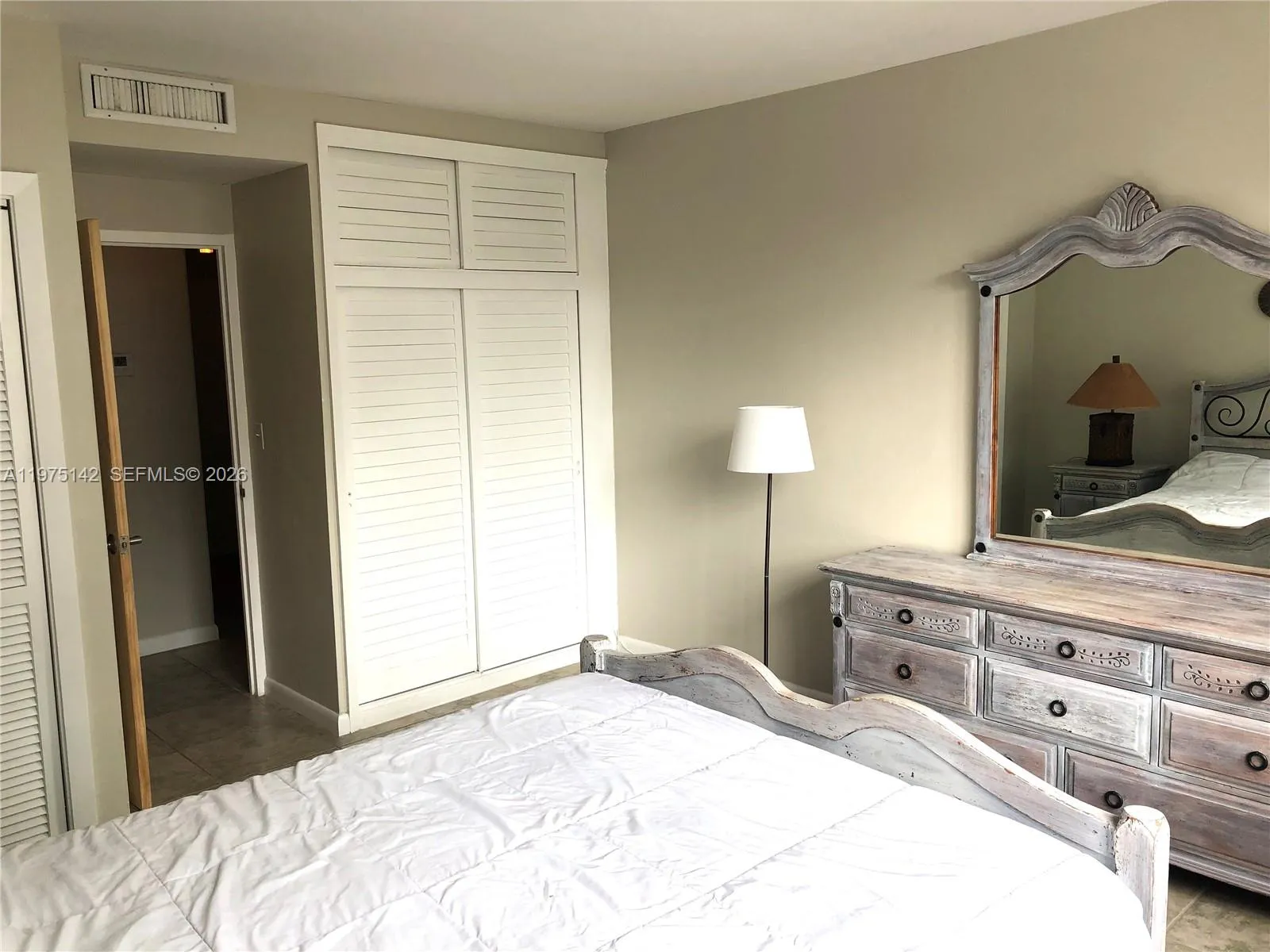 1408 Brickell Bay Dr 404, Miami, Florida 33131, Miami, Florida 33131, 1 Bedroom Bedrooms, ,1 BathroomBathrooms,Residential,For Sale,1408 Brickell Bay Dr 404, Miami, Florida 33131,A11975142