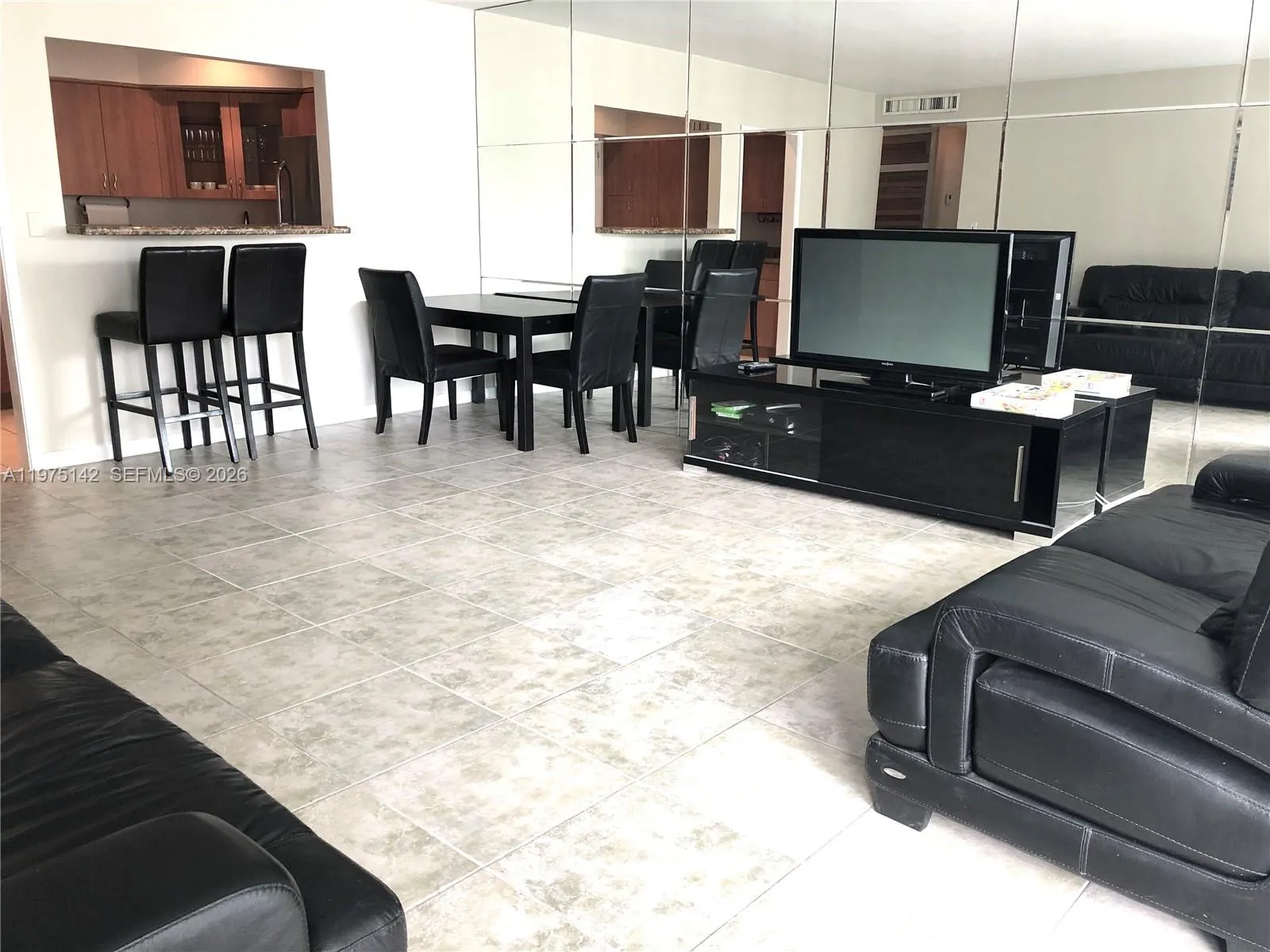 1408 Brickell Bay Dr 404, Miami, Florida 33131, Miami, Florida 33131, 1 Bedroom Bedrooms, ,1 BathroomBathrooms,Residential,For Sale,1408 Brickell Bay Dr 404, Miami, Florida 33131,A11975142