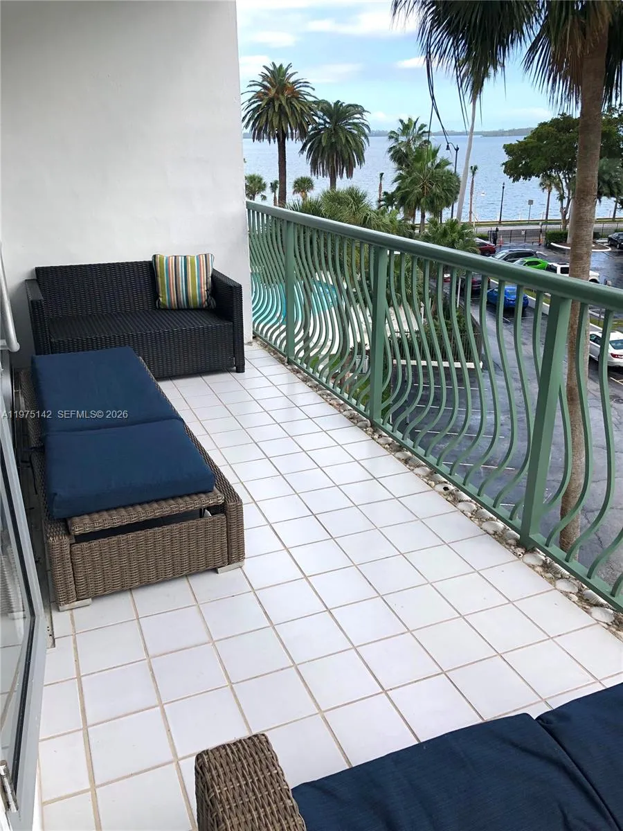 1408 Brickell Bay Dr 404, Miami, Florida 33131, Miami, Florida 33131, 1 Bedroom Bedrooms, ,1 BathroomBathrooms,Residential,For Sale,1408 Brickell Bay Dr 404, Miami, Florida 33131,A11975142