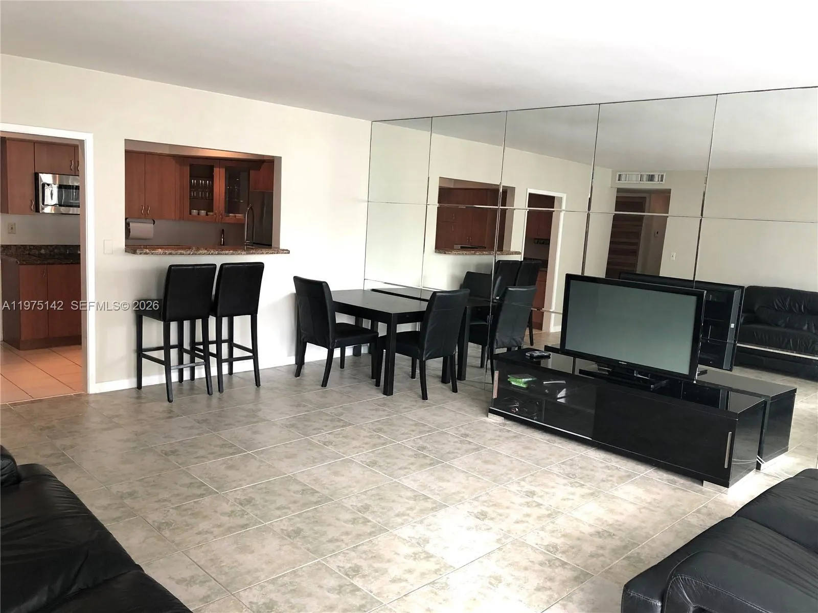 1408 Brickell Bay Dr 404, Miami, Florida 33131, Miami, Florida 33131, 1 Bedroom Bedrooms, ,1 BathroomBathrooms,Residential,For Sale,1408 Brickell Bay Dr 404, Miami, Florida 33131,A11975142