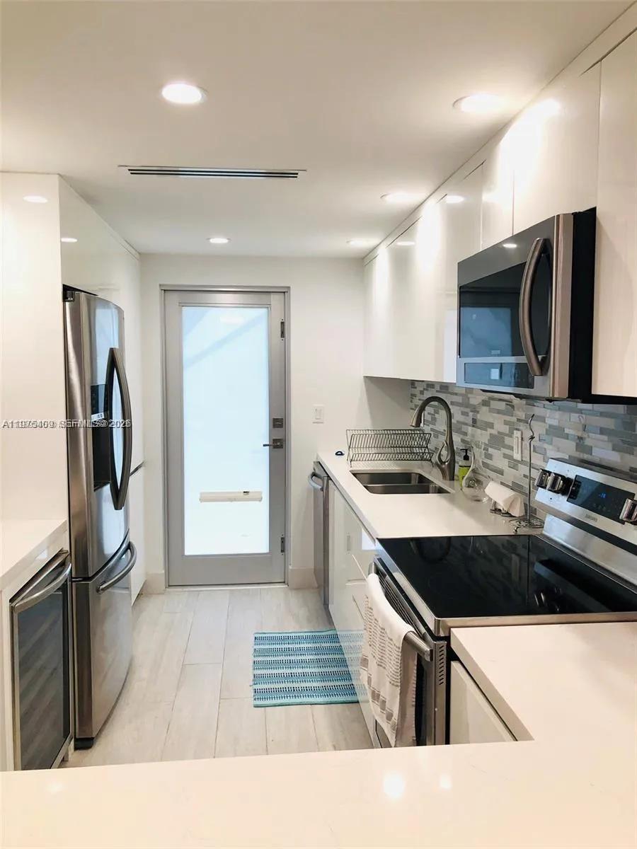 881 Ocean Dr Th7, Key Biscayne, Florida 33149, Key Biscayne, Florida 33149, 2 Bedrooms Bedrooms, ,2 BathroomsBathrooms,Residential Lease,For Rent,881 Ocean Dr Th7, Key Biscayne, Florida 33149,A11975409