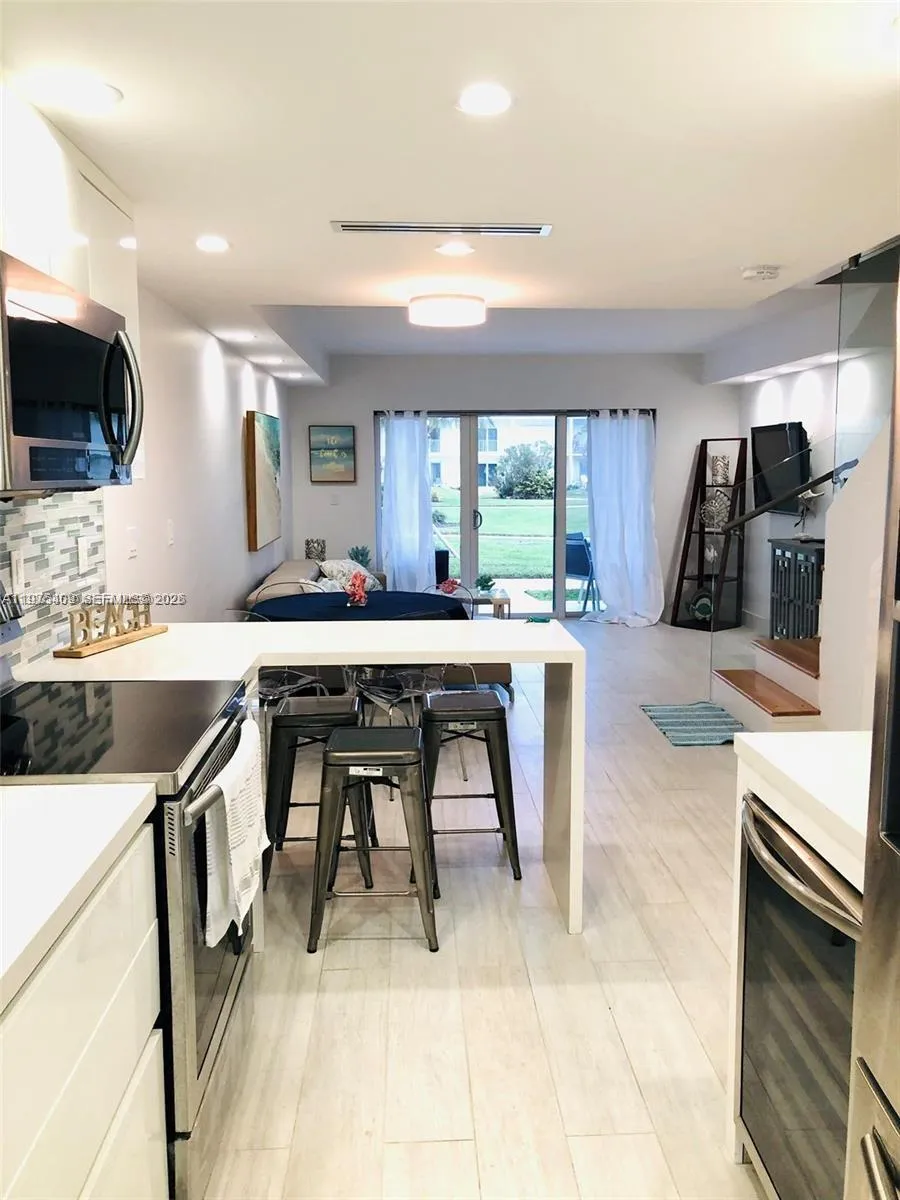 881 Ocean Dr Th7, Key Biscayne, Florida 33149, Key Biscayne, Florida 33149, 2 Bedrooms Bedrooms, ,2 BathroomsBathrooms,Residential Lease,For Rent,881 Ocean Dr Th7, Key Biscayne, Florida 33149,A11975409