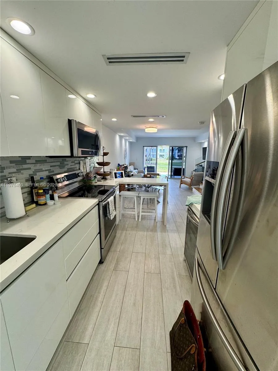 881 Ocean Dr Th7, Key Biscayne, Florida 33149, Key Biscayne, Florida 33149, 2 Bedrooms Bedrooms, ,2 BathroomsBathrooms,Residential Lease,For Rent,881 Ocean Dr Th7, Key Biscayne, Florida 33149,A11975409