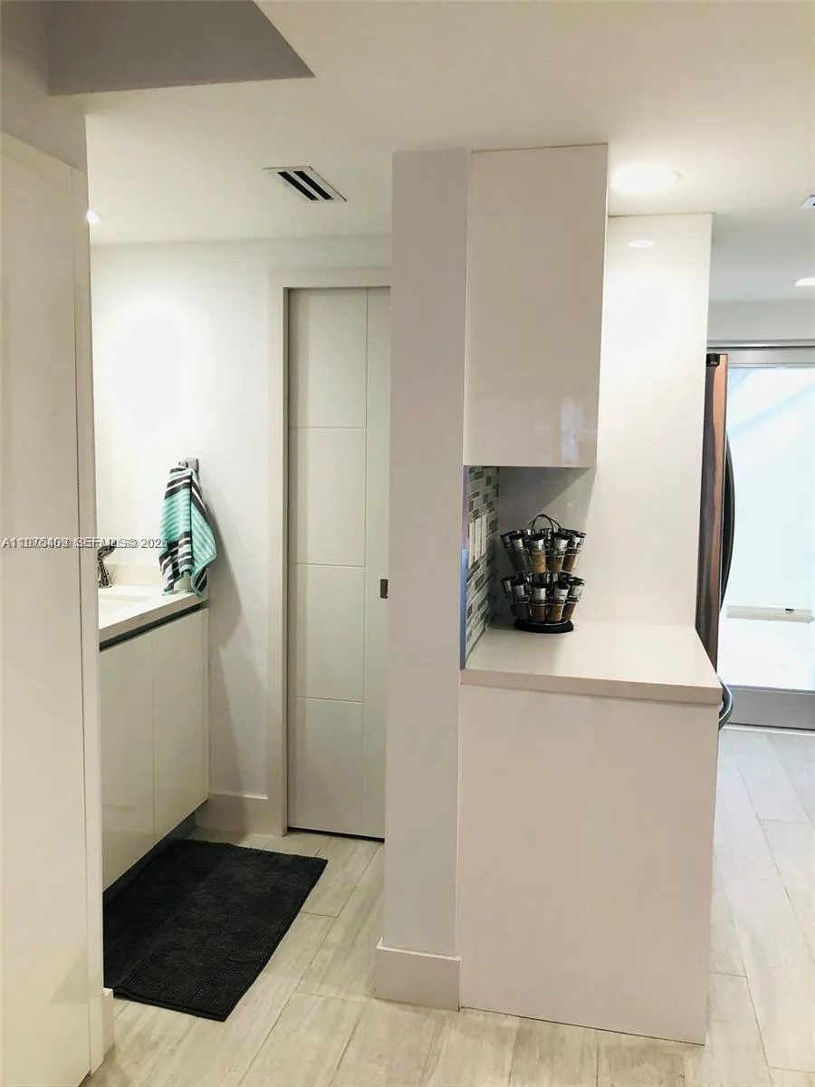 881 Ocean Dr Th7, Key Biscayne, Florida 33149, Key Biscayne, Florida 33149, 2 Bedrooms Bedrooms, ,2 BathroomsBathrooms,Residential Lease,For Rent,881 Ocean Dr Th7, Key Biscayne, Florida 33149,A11975409