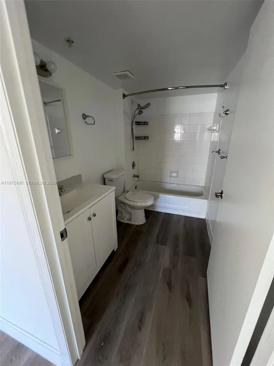 440 S Park Rd 4-202, Hollywood, Florida 33021, Hollywood, Florida 33021, 2 Bedrooms Bedrooms, ,2 BathroomsBathrooms,Residential Lease,For Rent,440 S Park Rd 4-202, Hollywood, Florida 33021,A11975495