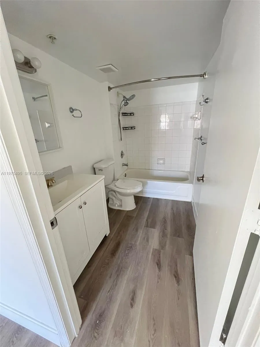 440 S Park Rd 4-202, Hollywood, Florida 33021, Hollywood, Florida 33021, 2 Bedrooms Bedrooms, ,2 BathroomsBathrooms,Residential Lease,For Rent,440 S Park Rd 4-202, Hollywood, Florida 33021,A11975495