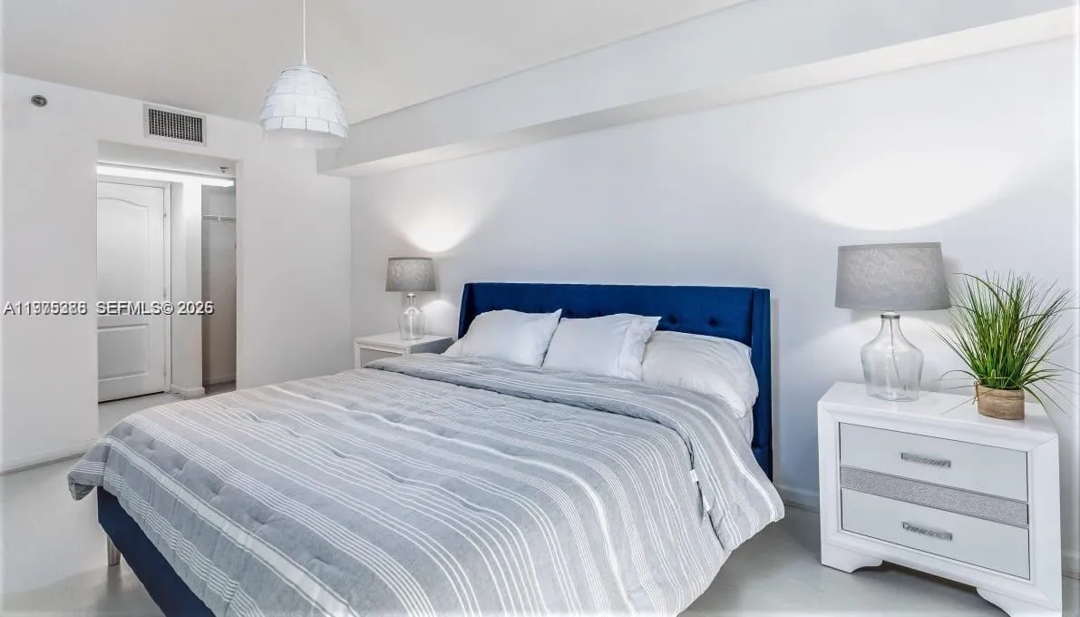 1200 Brickell Bay Dr 1808, Miami, Florida 33131, Miami, Florida 33131, 1 Bedroom Bedrooms, ,1 BathroomBathrooms,Residential Lease,For Rent,1200 Brickell Bay Dr 1808, Miami, Florida 33131,A11975388