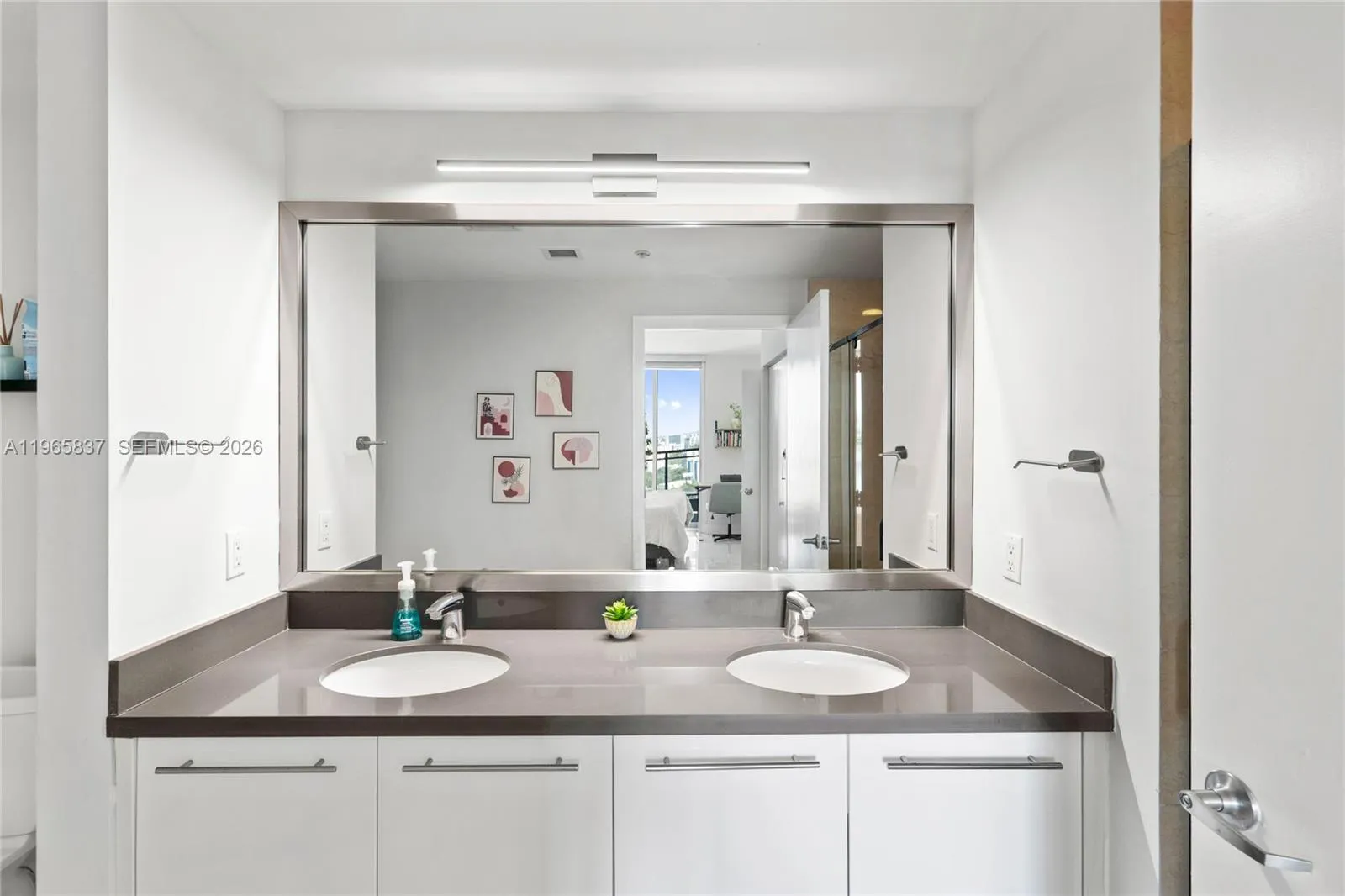 90 Sw 3rd St 2706, Miami, Florida 33130, Miami, Florida 33130, 2 Bedrooms Bedrooms, ,2 BathroomsBathrooms,Residential,For Sale,90 Sw 3rd St 2706, Miami, Florida 33130,A11965837