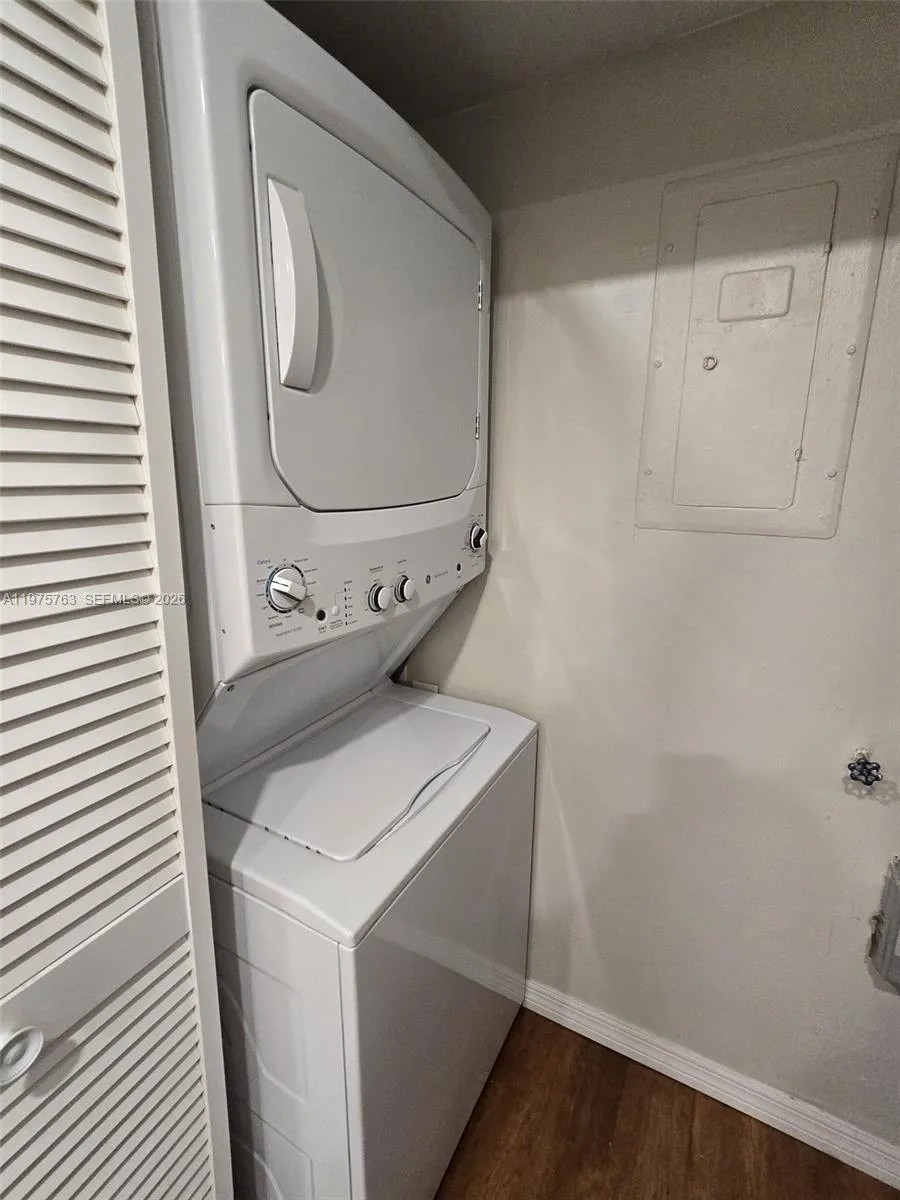 140 Lakeview Dr 111, Weston, Florida 33326, Weston, Florida 33326, 2 Bedrooms Bedrooms, ,2 BathroomsBathrooms,Residential,For Sale,140 Lakeview Dr 111, Weston, Florida 33326,A11975763