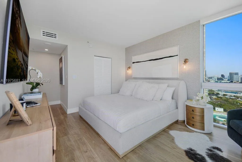 335 S Biscayne Blvd 3012, Miami, Florida 33131, Miami, Florida 33131, 3 Bedrooms Bedrooms, ,2 BathroomsBathrooms,Residential,For Sale,335 S Biscayne Blvd 3012, Miami, Florida 33131,A11975681