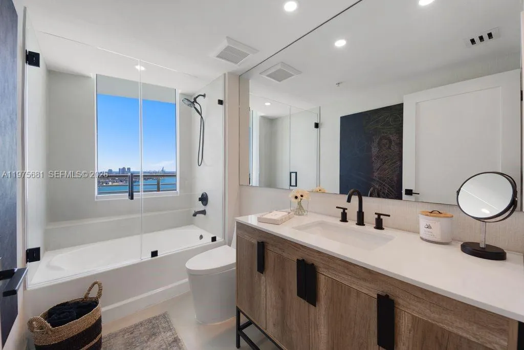 335 S Biscayne Blvd 3012, Miami, Florida 33131, Miami, Florida 33131, 3 Bedrooms Bedrooms, ,2 BathroomsBathrooms,Residential,For Sale,335 S Biscayne Blvd 3012, Miami, Florida 33131,A11975681