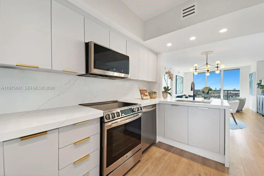 335 S Biscayne Blvd 3012, Miami, Florida 33131, Miami, Florida 33131, 3 Bedrooms Bedrooms, ,2 BathroomsBathrooms,Residential,For Sale,335 S Biscayne Blvd 3012, Miami, Florida 33131,A11975681