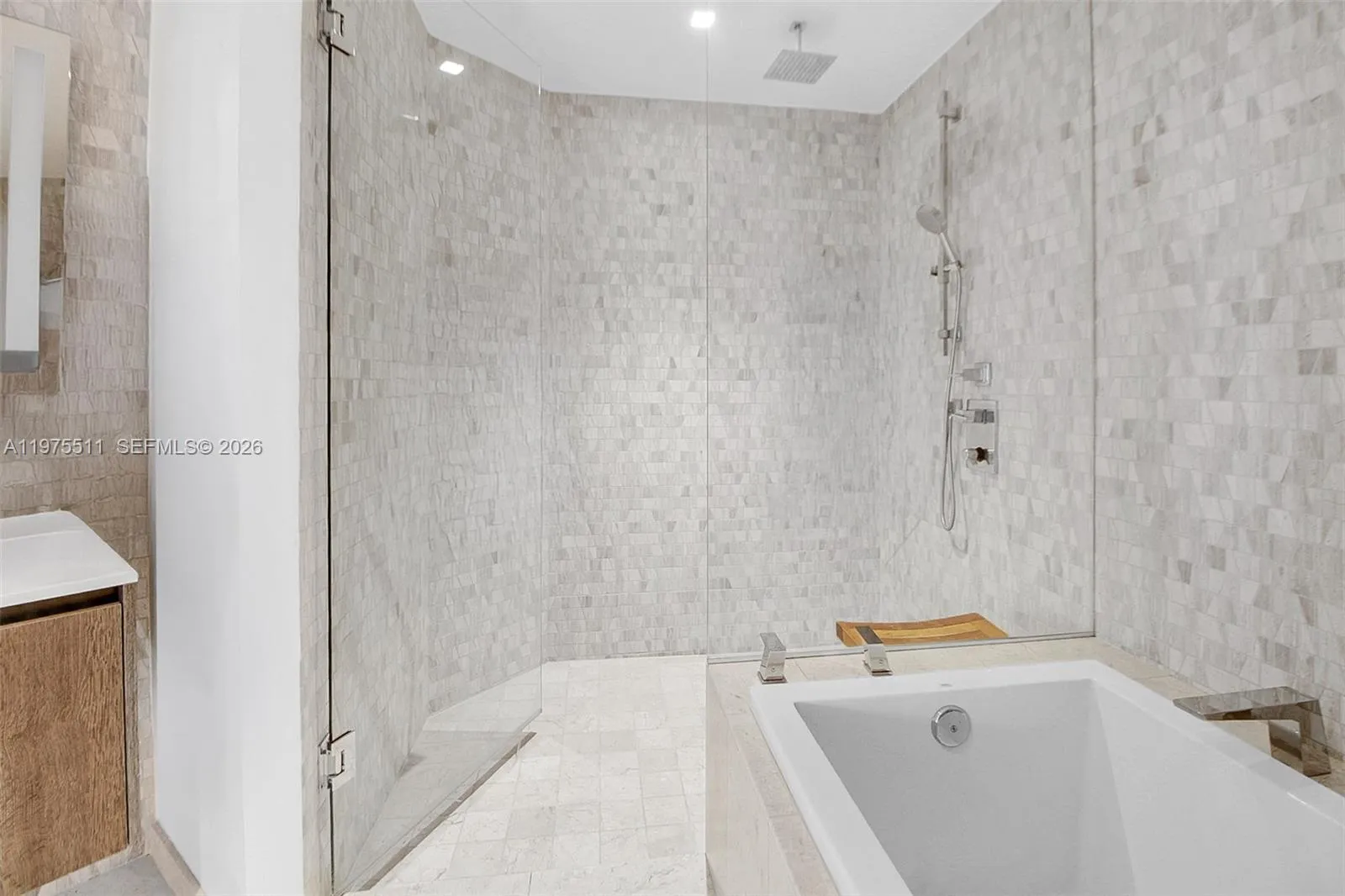 68 Se 6th St 2612, Miami, Florida 33131, Miami, Florida 33131, 2 Bedrooms Bedrooms, ,2 BathroomsBathrooms,Residential,For Sale,68 Se 6th St 2612, Miami, Florida 33131,A11975511
