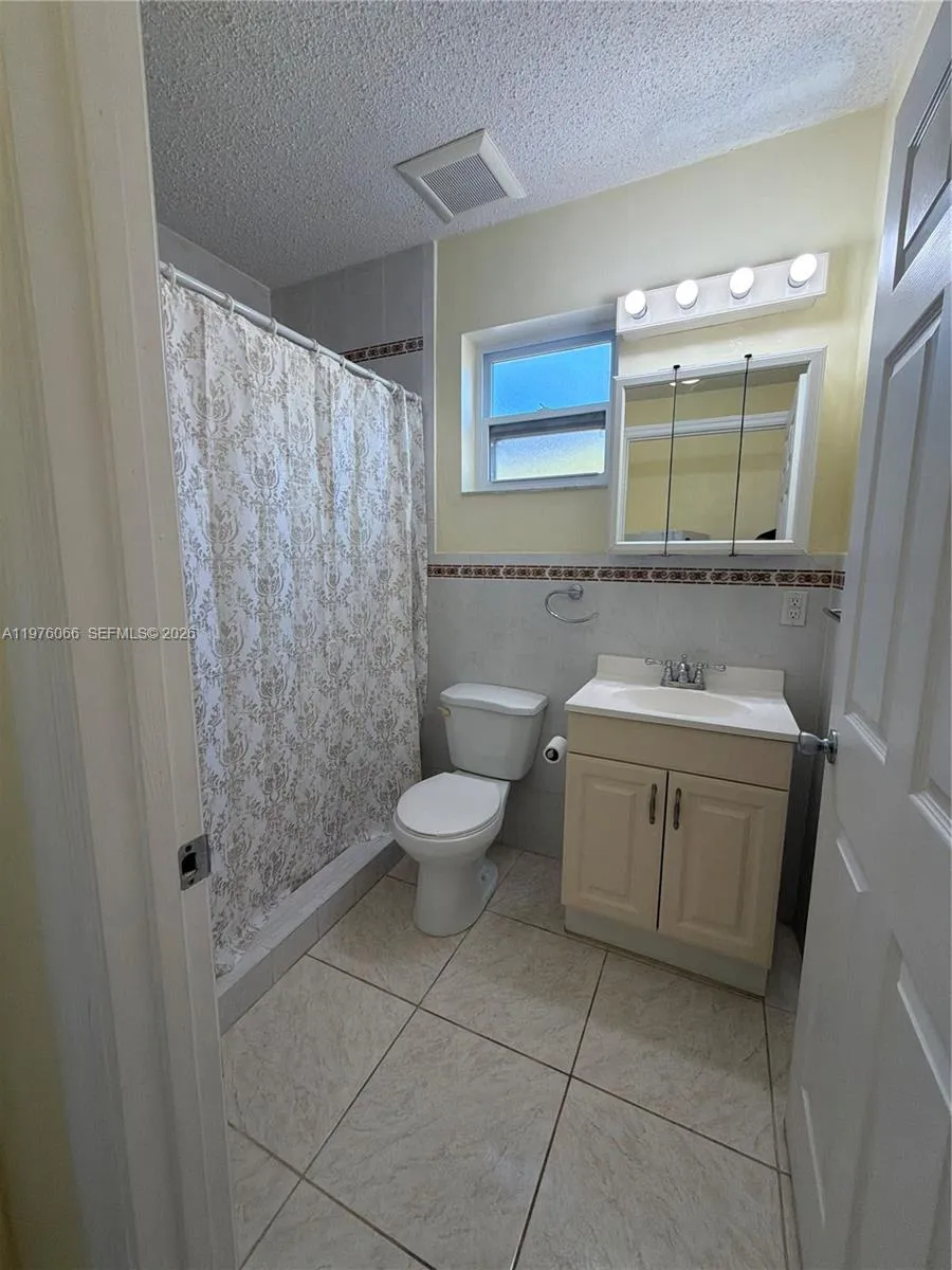 Miami, Florida 33165, 1 Bedroom Bedrooms, ,1 BathroomBathrooms,Residential Lease,For Rent,A11976066
