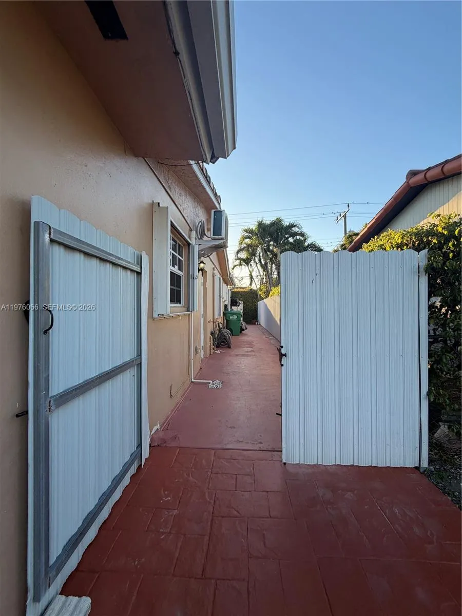 Miami, Florida 33165, 1 Bedroom Bedrooms, ,1 BathroomBathrooms,Residential Lease,For Rent,A11976066