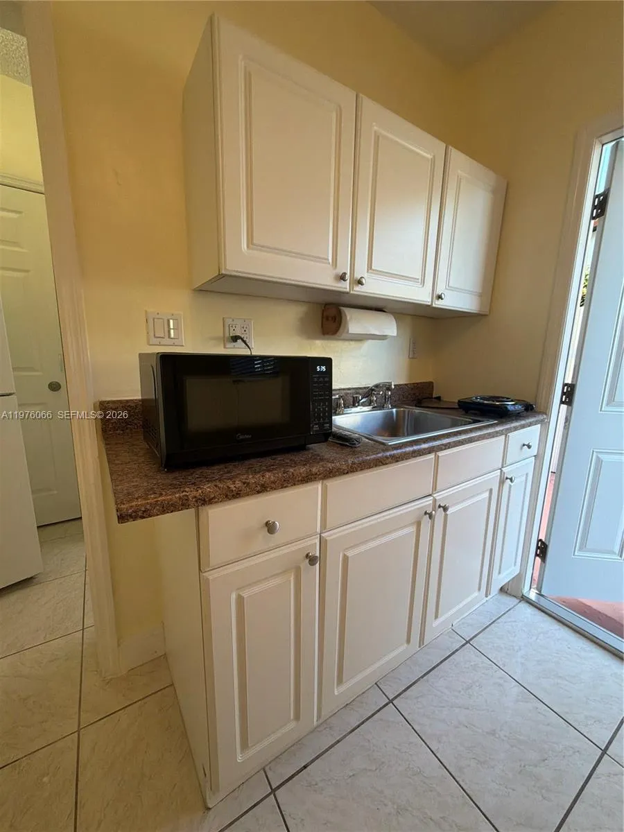 Miami, Florida 33165, 1 Bedroom Bedrooms, ,1 BathroomBathrooms,Residential Lease,For Rent,A11976066