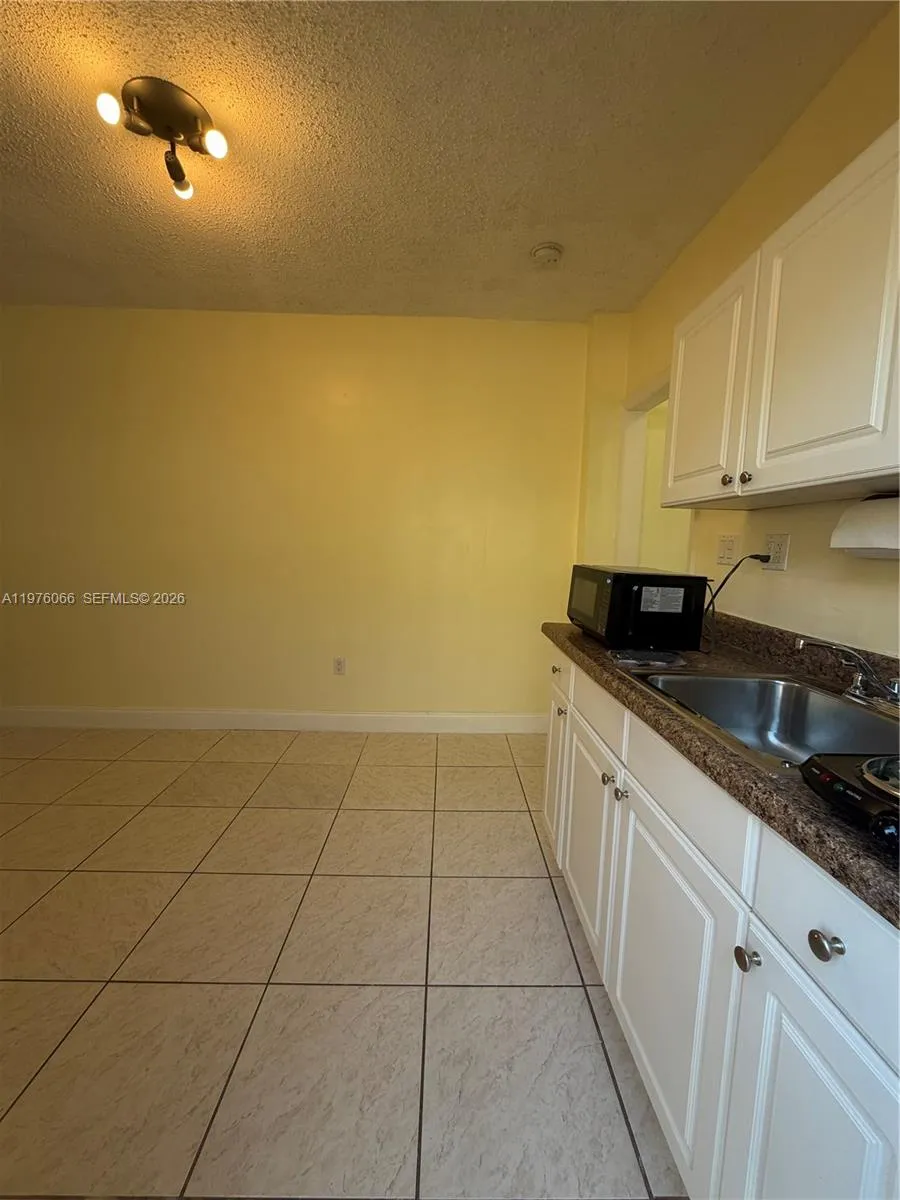Miami, Florida 33165, 1 Bedroom Bedrooms, ,1 BathroomBathrooms,Residential Lease,For Rent,A11976066