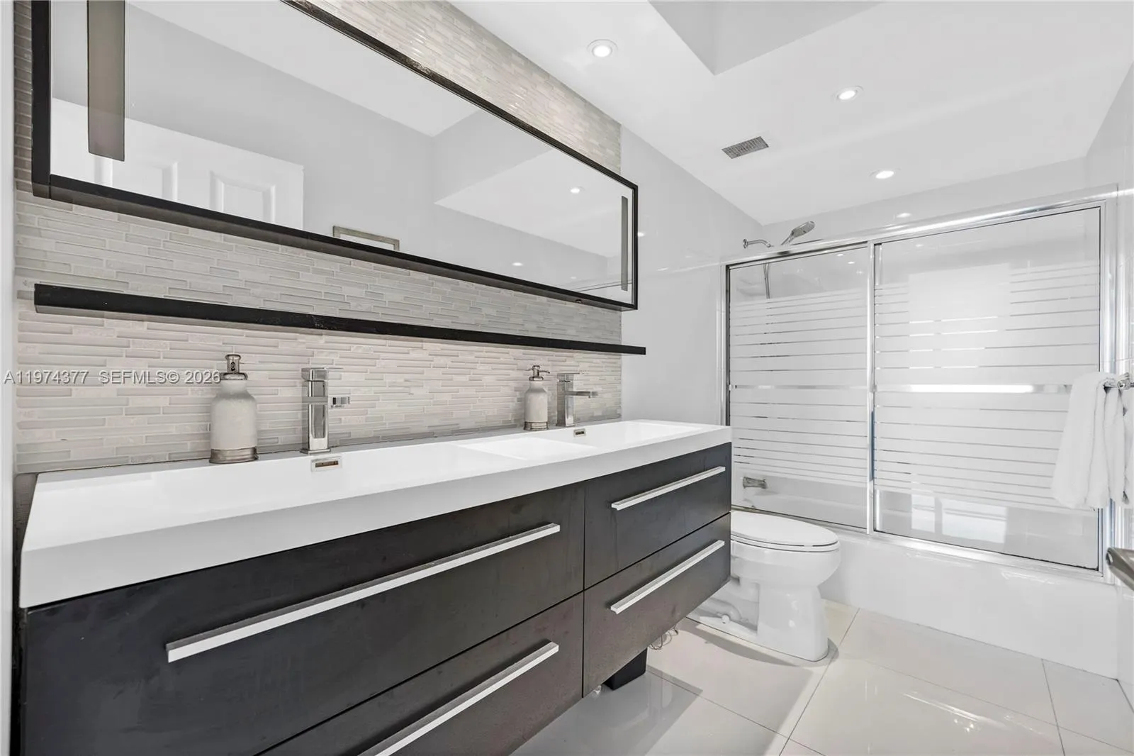 1985 S Ocean Dr Phj, Hallandale Beach, Florida 330, Hallandale Beach, Florida 33009, 2 Bedrooms Bedrooms, ,2 BathroomsBathrooms,Residential Lease,For Rent,1985 S Ocean Dr Phj, Hallandale Beach, Florida 330,A11974377