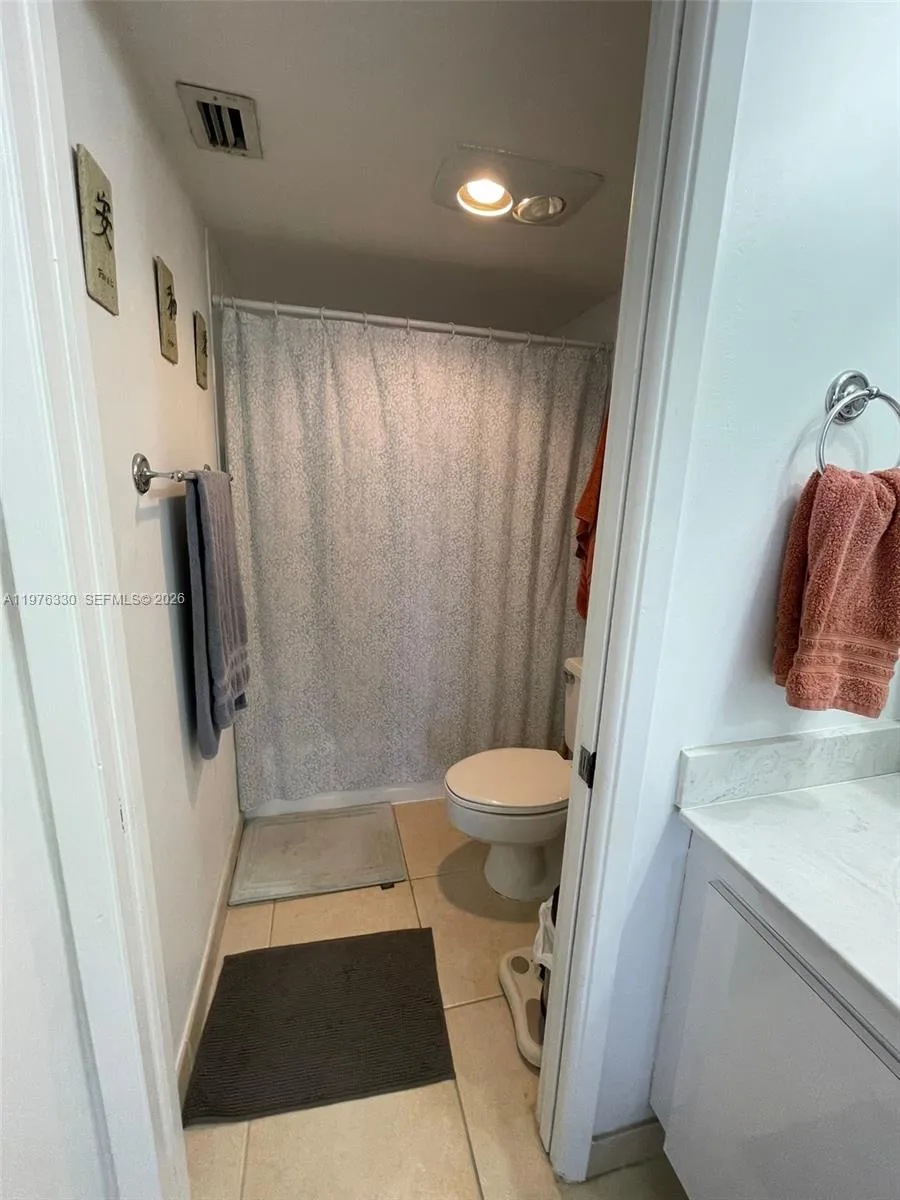 1901 Brickell Ave B2207, Miami, Florida 33129, Miami, Florida 33129, 1 Bedroom Bedrooms, ,1 BathroomBathrooms,Residential Lease,For Rent,1901 Brickell Ave B2207, Miami, Florida 33129,A11976330