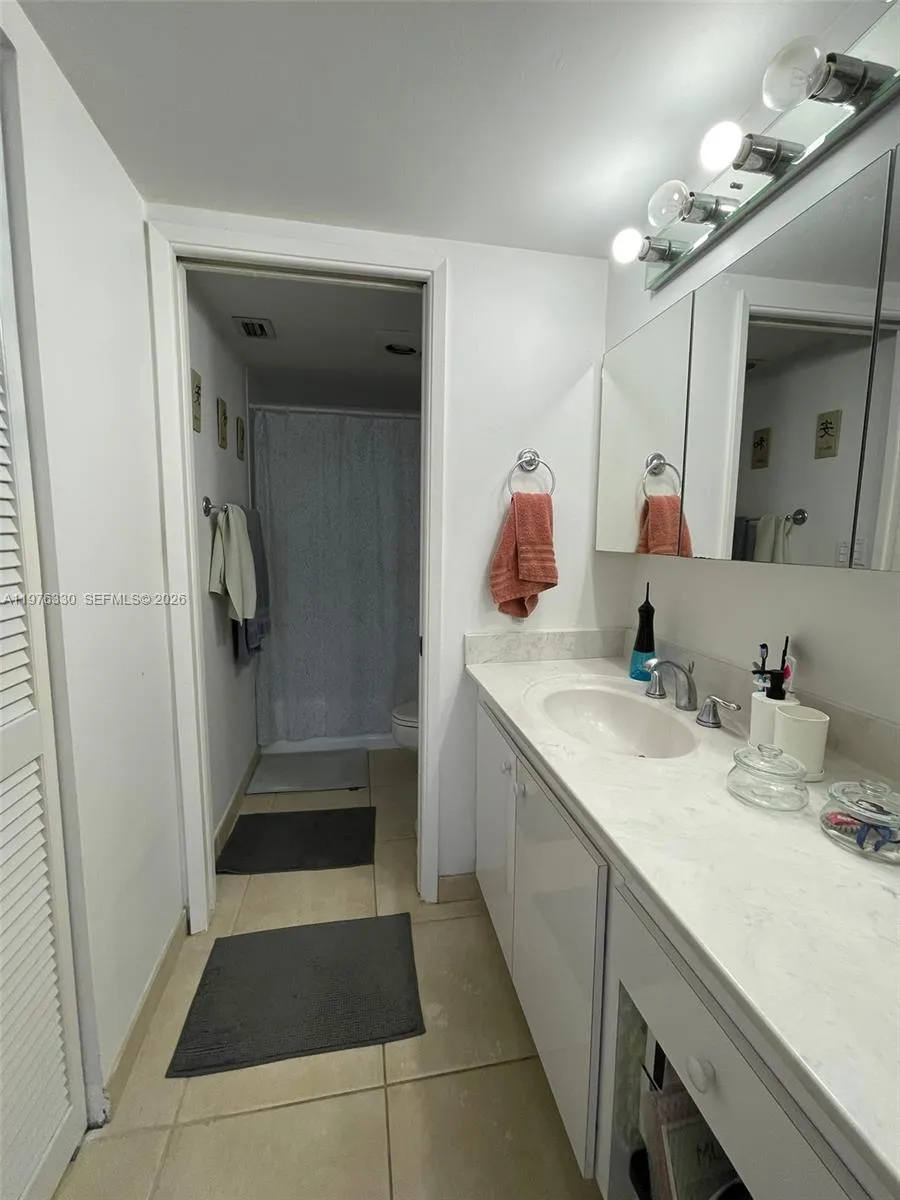 1901 Brickell Ave B2207, Miami, Florida 33129, Miami, Florida 33129, 1 Bedroom Bedrooms, ,1 BathroomBathrooms,Residential Lease,For Rent,1901 Brickell Ave B2207, Miami, Florida 33129,A11976330