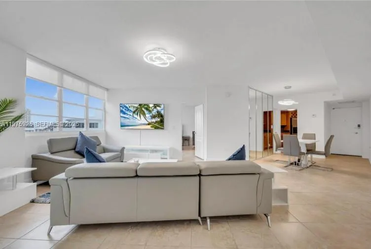 999 Brickell Bay Dr 2007, Miami, Florida 33131, Miami, Florida 33131, 1 Bedroom Bedrooms, ,1 BathroomBathrooms,Residential,For Sale,999 Brickell Bay Dr 2007, Miami, Florida 33131,A11975925
